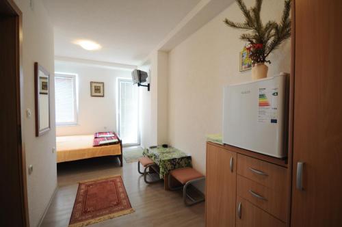 Kleines Zimmer mit einem Schlafzimmer mit einem Bett und einem Schreibtisch. in der Unterkunft Villa Centar Ohrid in Ohrid