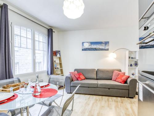 un salon avec un canapé et une table dans l'établissement Apartment Asfeld by Interhome, à Saint-Malo