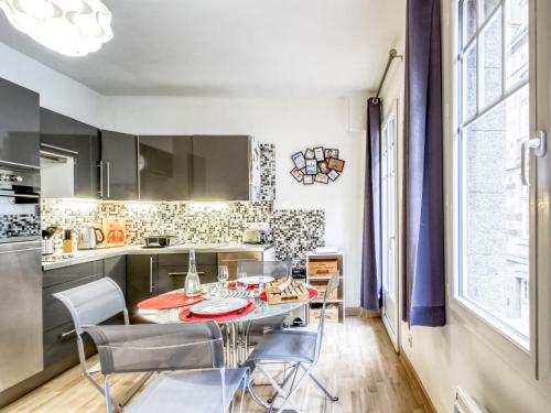 une cuisine avec une table et des chaises dans une pièce dans l'établissement Apartment Asfeld by Interhome, à Saint-Malo