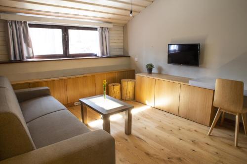 uma sala de estar com um sofá e uma mesa em Koliba u Cerneho Medveda em Zlín