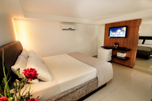 Raru's Motel Ponta Negra (Adult Only) tesisinde bir odada yatak veya yataklar