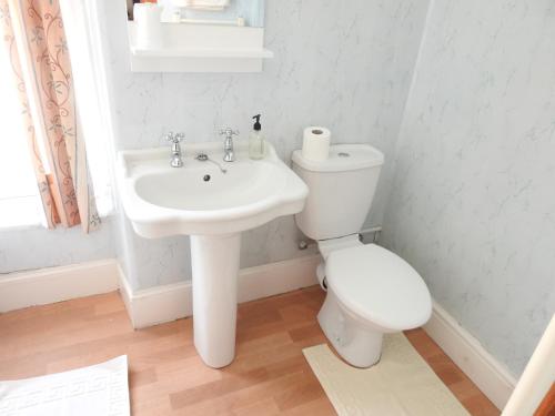 Bilik mandi di Môr Wyn Guest House