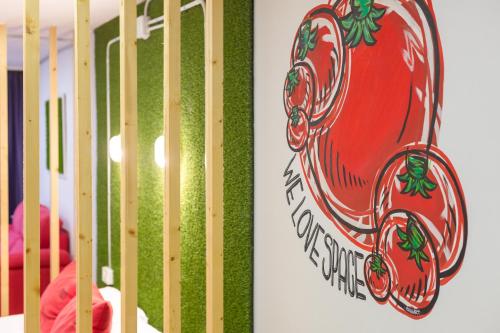 Sijil, anugerah, tanda atau dokumen lain yang dipamerkan di Tomate Rooms