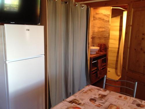 Les Bungalows les Vanilliers, Sud Sauvage avec piscineにあるベッド