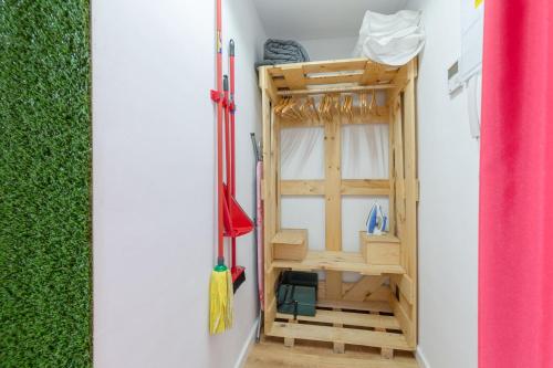 Katil dua tingkat atau katil-katil dua tingkat dalam bilik di Tomate Rooms