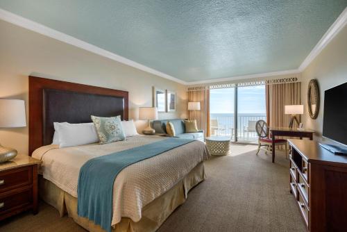 Omni Amelia Island Resort في أميليا أيلاند: غرفه فندقيه سرير وتلفزيون