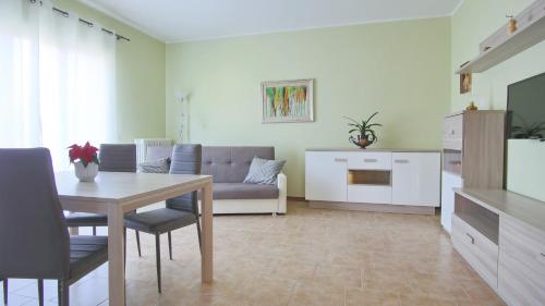 uma sala de estar com uma mesa e um sofá em Italianway - Casasco 79 em San Fedele Intelvi
