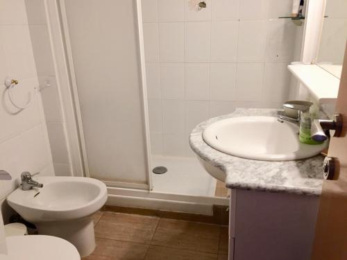 uma casa de banho com um WC, um lavatório e um chuveiro em BarcelonaVacances-Katrin em Arenys de Mar