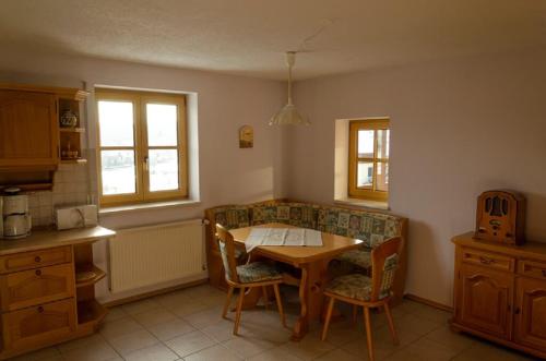 Ferienwohnung Zebrowski في Zandt: مطبخ مع طاولة وأريكة وطاولة وكراسي
