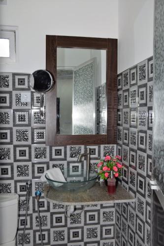 un baño con lavabo y espejo en Hotel Agape, en Mannar