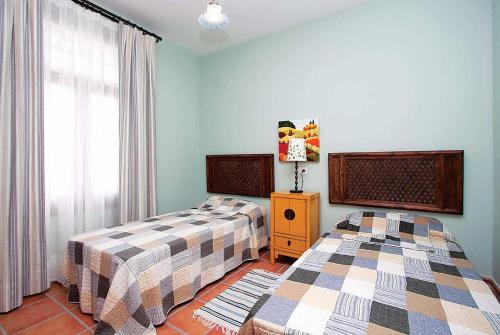 ヤイサにあるCasa de la Villaflorのベッド2台が隣同士に設置された部屋です。