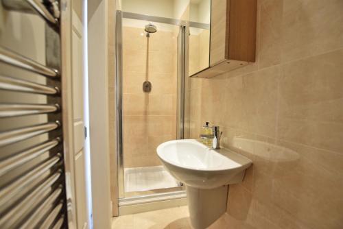 Koupelna v ubytování Perfect for Uni and City Stays - Modern 2-Bed with Parking