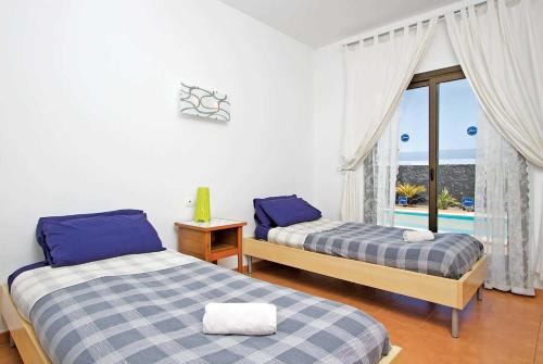 プラヤ・ブランカにあるCasa Solaceのプールの景色を望む客室で、ベッド2台が備わります。