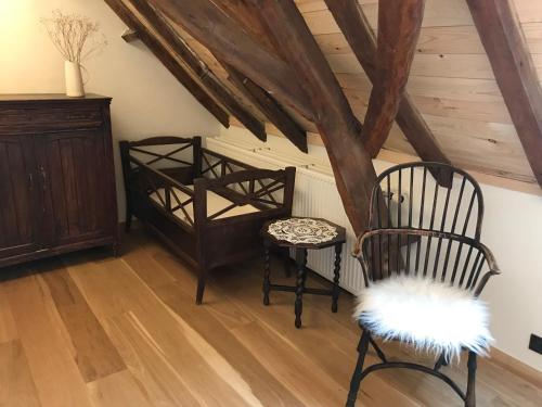 a room with two chairs and a bunk bed at Den Haegepreeck in Horebeke