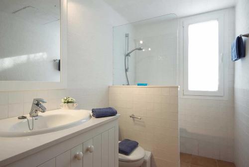 ビニベカにあるBinirosaのバスルーム(洗面台、トイレ、シャワー付)