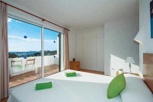 ビニベカにあるBinirosaのベッドルーム1室(ベッド1台、大きなガラス窓付)