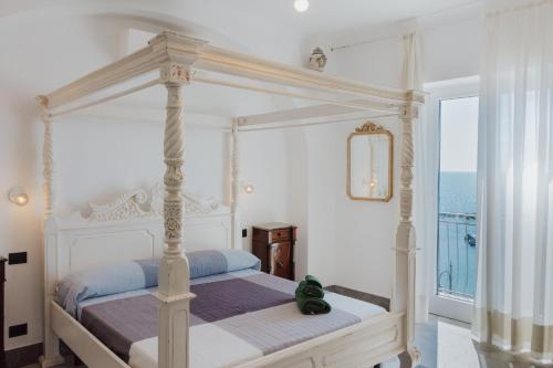 Una cama o camas en una habitación de La Concha Suites
