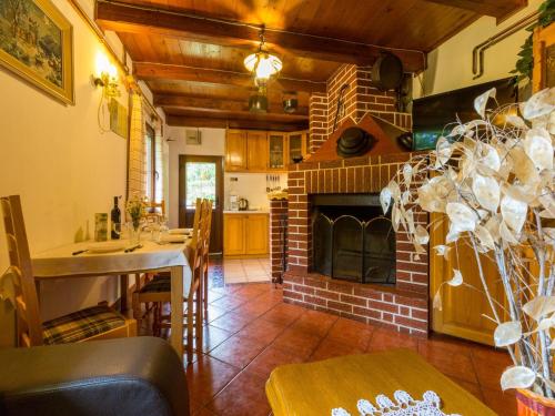 Φωτογραφία από το άλμπουμ του House Adrijana σε Bribir