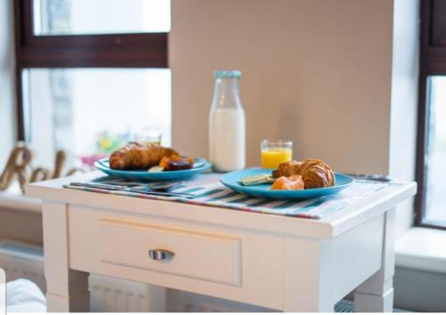 une table avec deux assiettes de nourriture et un verre de lait dans l'établissement Our View, à Doolin