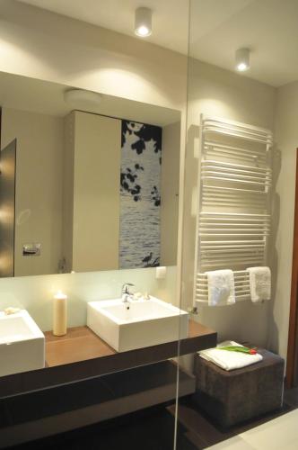 a bathroom with a sink and a mirror at IRS ROYAL APARTMENTS Apartamenty IRS Fregata in Gdańsk
