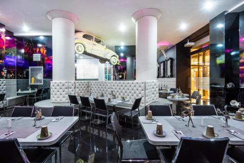 Restaurace v ubytování Hotel Black Tower Premium