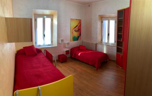 een slaapkamer met 2 bedden en 2 ramen bij Appartamento La Regina Del Garda in Peschiera del Garda
