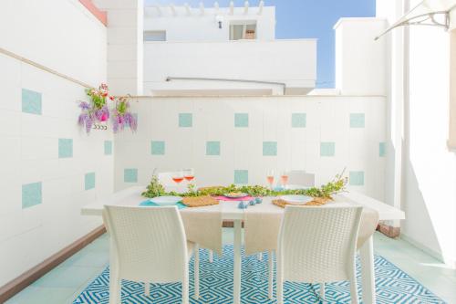 a dining room with a table and chairs at Casa Rosa a 50mt dal mare in Torre Santa Sabina