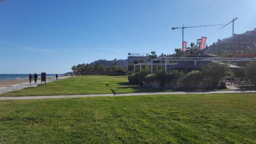 a park on the beach with people walking on the grass at Magnificas vistas al mar in Oropesa del Mar