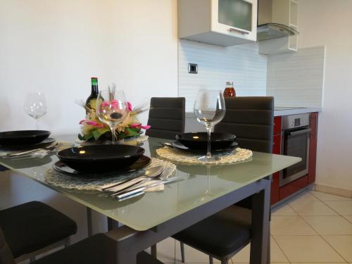 a kitchen with a table with two wine glasses at Costa Lunga in Koper