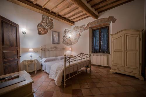 a bedroom with a bed and a dresser at Il Chiassetto Bolgheri in Bolgheri