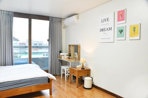 Cama o camas de una habitación en Dolma Hongdae