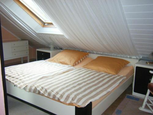 a bed with a canopy in a room at Ferienwohnung M. Lemmermeyer in Neumagen-Dhron