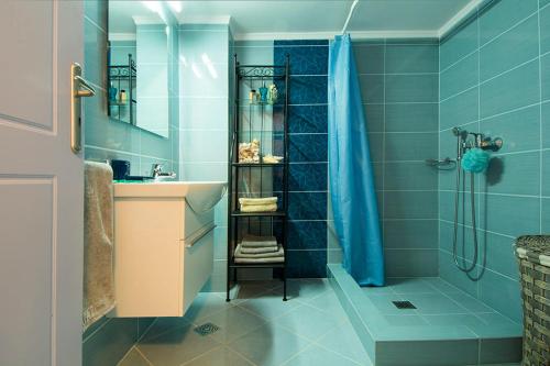 Ванна кімната в VILLA AELIA in Spetses - charm & convenience, 2min beach