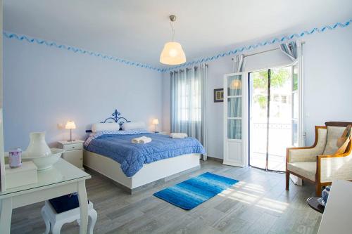 Ένα ή περισσότερα κρεβάτια σε δωμάτιο στο VILLA AELIA in Spetses - charm & convenience, 2min beach