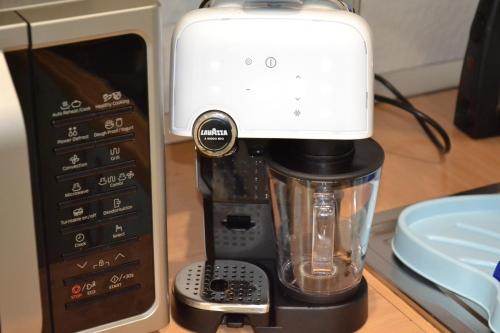 Příslušenství pro přípravu čaje a kávy v ubytování B&B Coffee and City Pompei