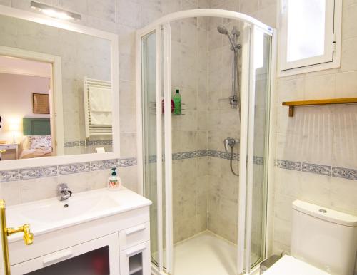 łazienka z prysznicem i umywalką w obiekcie Apartamento Vive en Maravillas w Madrycie