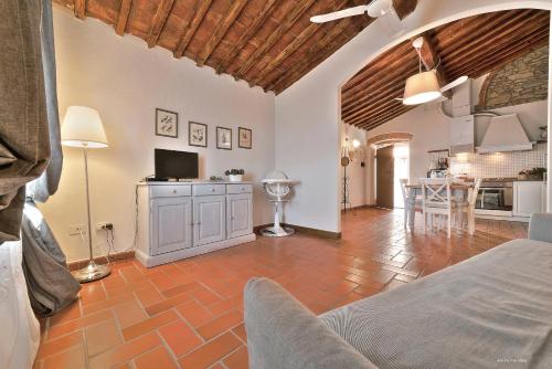 a living room with a bed and a kitchen at Agriturismo La Gioconda in Vinci
