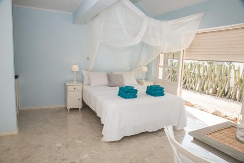 Postelja oz. postelje v sobi nastanitve Villa Hakuna Matata Bonaire - Pool & Sea View