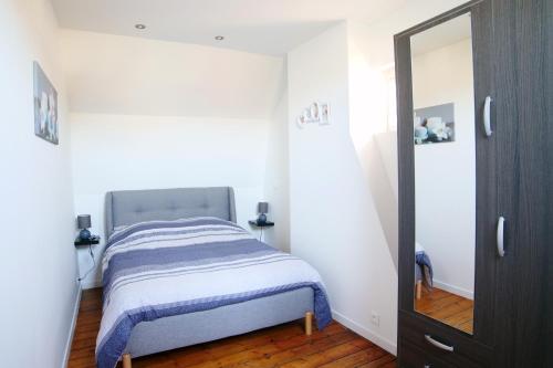 Ένα ή περισσότερα κρεβάτια σε δωμάτιο στο T2 de charme N4 Valenciennes Netflix, Wifi