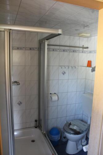 Bathroom sa Bungalow Groß Dratow