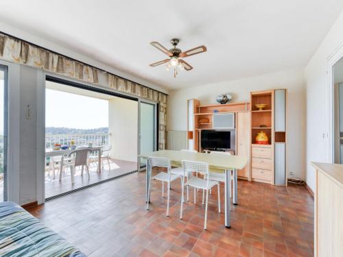 une cuisine et une salle à manger avec une table et des chaises dans l'établissement Apartment Les Mimosas-1 by Interhome, à Cavalaire-sur-Mer