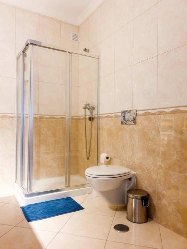 a bathroom with a shower and a toilet at Casa Mawi in Sagres