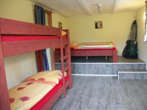 um quarto com 2 beliches num quarto em Trekkershut Isidorus em Winterberg