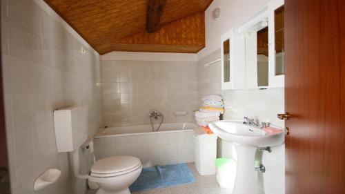 A bathroom at Country House Daniela