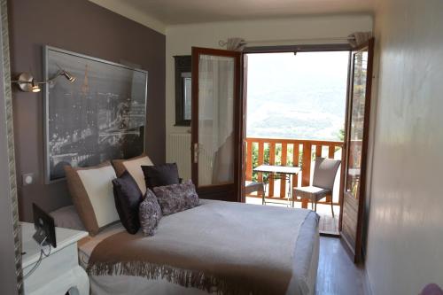 Postel nebo postele na pokoji v ubytování Hotel & Restaurant Le Chalvet
