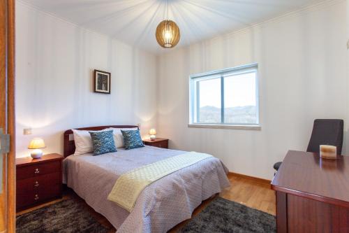 a bedroom with a bed and a window at Casas Ponte D'Alge in Foz de Alge