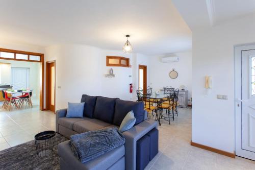 a living room with a couch and a dining room at Casas Ponte D'Alge in Foz de Alge