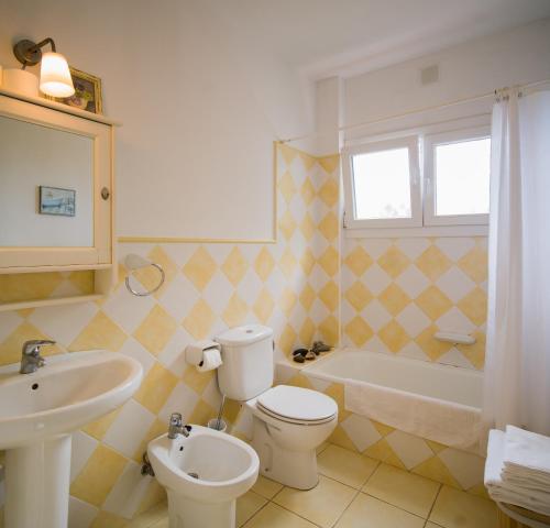 a bathroom with a sink and a toilet and a tub at Estudio rural - Nature & Relax in La Orotava