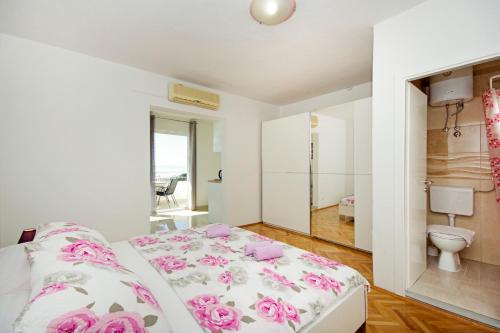Säng eller sängar i ett rum på Apartmani Tomaš