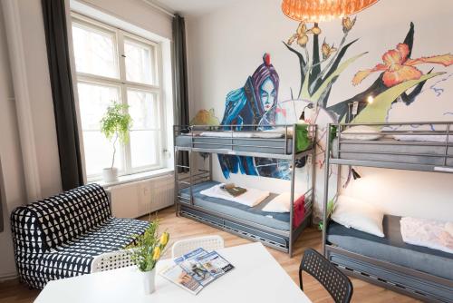 Kiez Hostel Berlin tesisinde bir ranza yatağı veya ranza yatakları